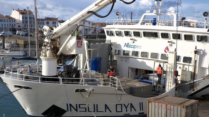 Vue du bateau à passagers à quai qui assure la liaison entre Yeu et le continent