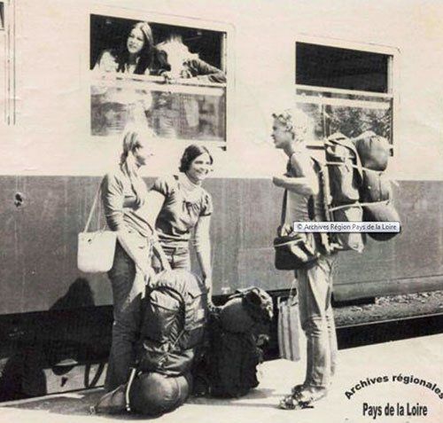 Voyageurs devant un train, 1974