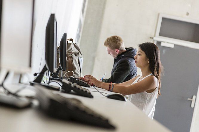 2 lycéens en train de travailler sur un ordinateur