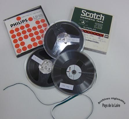 Bandes magnétiques utilisées pour enregistrer les réunions du Conseil régional en 1974.
