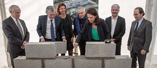 pose de la première pierre des futurs bâtiments intelligents au Cellier, en présence de Sandrine Pelletier, PDG du groupe APLIX (à gauche) et Christelle Morançais, présidente de la Région des Pays de la Loire.