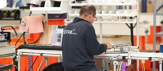 Employé en action dans l'usine SEPRO à La Roche-sur-Yon