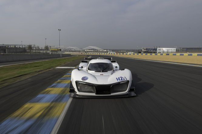 Une voiture de course blanche sur le tour des 24H du Mans 
