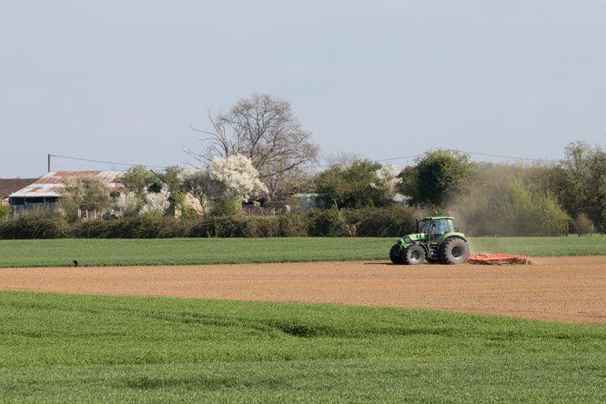 un tracteur travaillant sur un champs