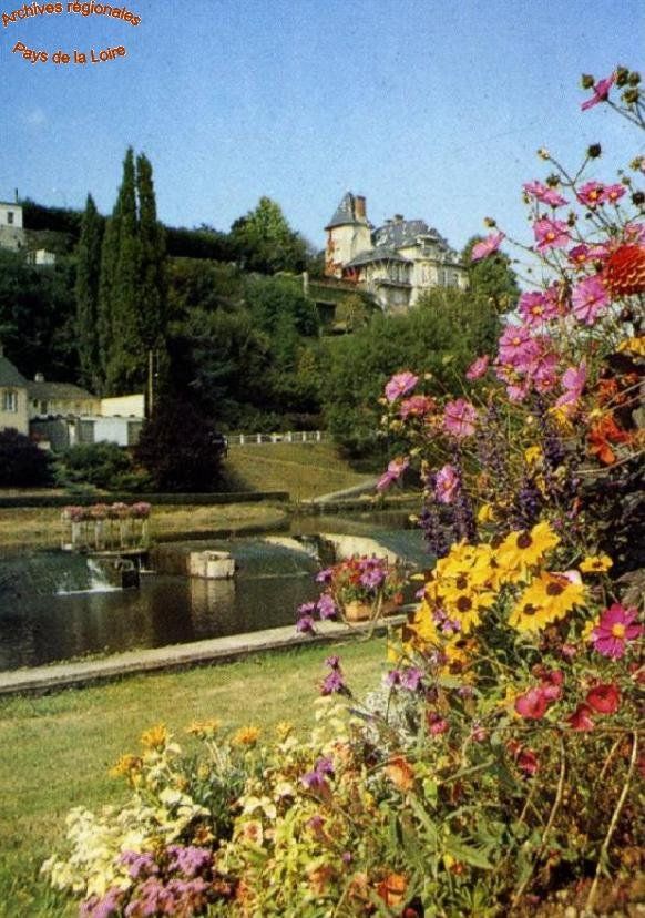 Photo fleurie d'Embrière-les-Vallées (53), 1986.