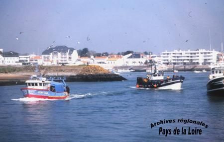 Saint-Gilles-Croix-de-Vie, arrivée des bateaux de pêche. 