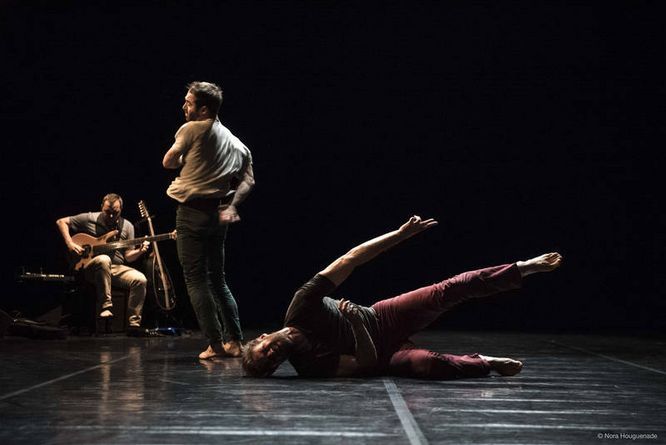 sur scène, deux danseurs et un guitaristes