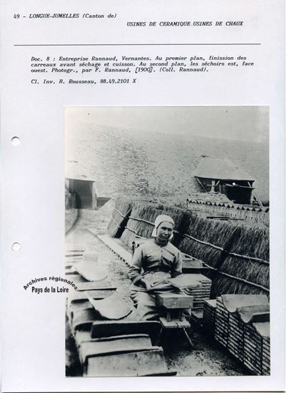 photo d'archive d'une usine de céramique. au premier plan une femme travaille sur la finission des carreaux avant séchage et cuisson.