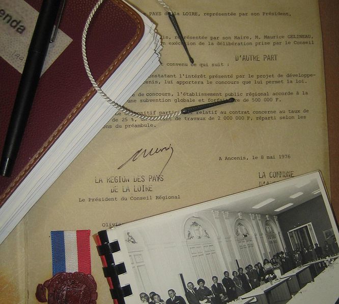 Divers documents d'archives superposés