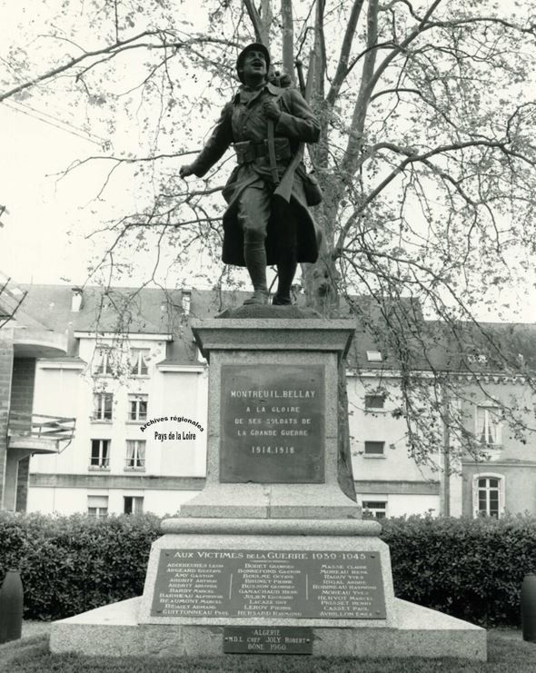 Monument aux morts de Montreuil-Bellay (Maine-et-Loire), statue de Richepin, cliché B. Rousseau (1988) (détail).
