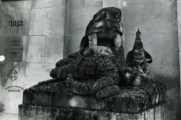 Détail du monument aux morts de Saint-Martin d’Arcé (Maine-et-Loire), cliché C. Cussonneau (1980).