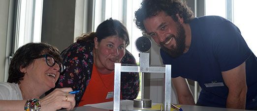 portrait de 3 personnes lors d'un séminaire entre scientifiques et enseignants