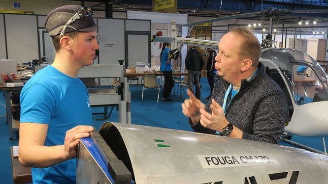 un jeune parle avec un professionnel