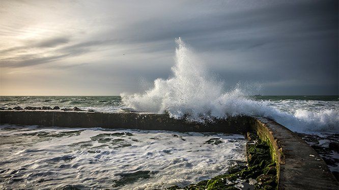 Grosse vague sur la côte atlantique