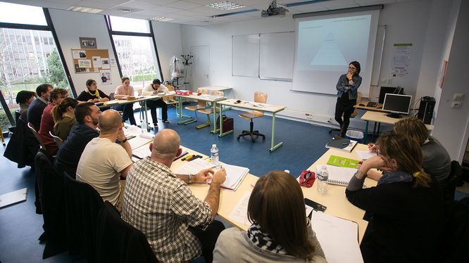 personnes assises dans une salle de formation