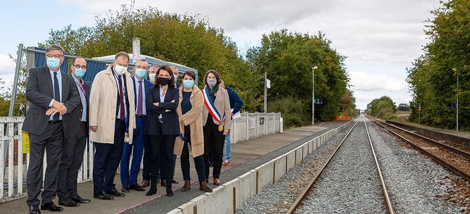 Christelle Morançais, présidente de la Région des Pays de la Loire, s’est rendue récemment sur le chantier mené en gare de Neuville-sur-Sarthe, en présence du préfet de la Sarthe, du préfet de région, de représentants du groupe SNCF