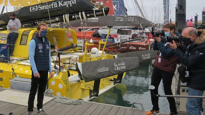 Benjamin Dutreux sur son IMOCA lors au port des Sables d'Olonne