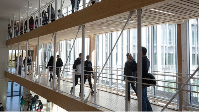 Lycéens avec masques dans les couloirs du lycée de Nort sur Erdre