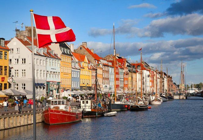 port avec drapeau du Danemark au premier plan