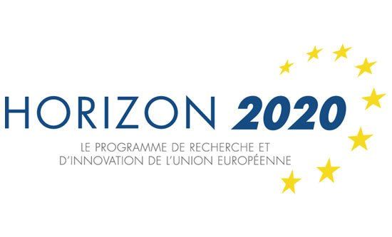 Texte bleu : Horizon 2020, entouré des étoiles jaunes du drapeau européen avec un sous-titre : "le programme de recherche et d'innovation de l'Union Européenne"