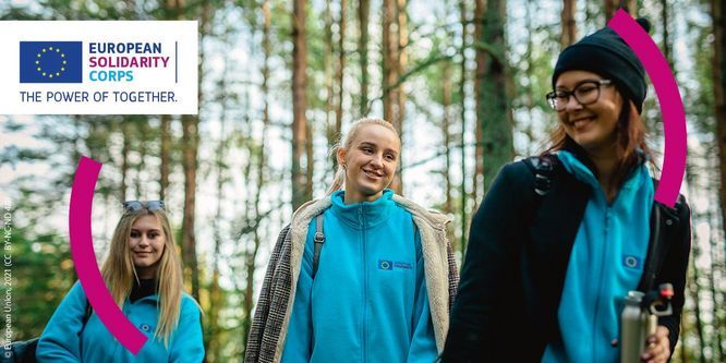 Images de 3 jeunes filles souriantes dans la nature sur 3 plans différents avec des polos marqués du logo de l'Union européenne