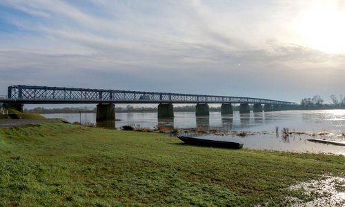 plan large du pont de Mauves sur Loire sous le soleil du matin en hiver