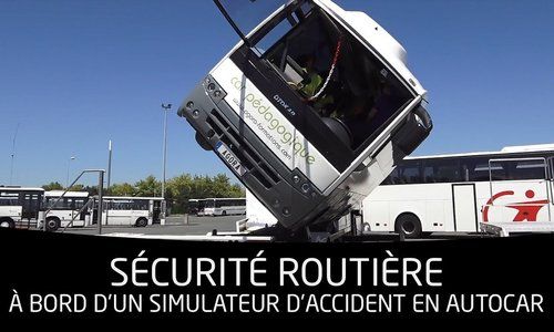 Sécurité dans les transports - des collégiens testent un simulateur d'accident en autocar
