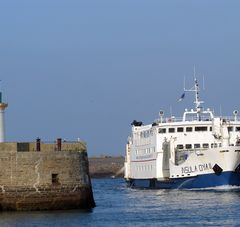 Navette à passagers entrant dans le port de l’île d'Yeu