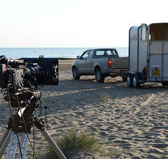 tournage de film sur la plage : pick up et véhicule pour cheval