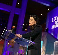Christelle Morançais, présidente du Conseil régional des Pays de la Loire devant un pupitre et un écran où est écrit : "L'avenir de la jeunesse"