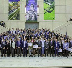 Photo de groupe pour les 241 médaillés régionaux dans le hall de l'hôtel de région 