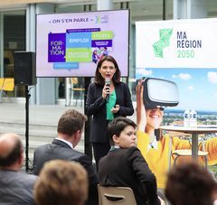 Christelle Morançais, Présidente du Conseil Régional des Pays de la Loire parle au micro devant des ligériens, en plein air à Angers