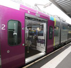 Plan serré sur un TER Pays de la Loire, porte ouverte