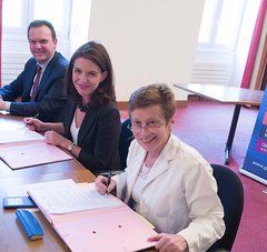 Christelle Morançais, présidente de la Région des Pays de la Loire et Nicole Klein, préfète de la région signent le Plan d'investissements dans les compétences