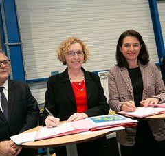Signature du pacte régional, Muriel Pénicaud, ministre du travail et Christelle Morançais, Présidente du Conseil régional des Pays de la Loire