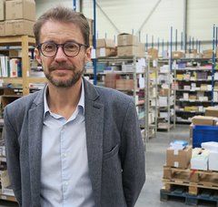 Benoît Vaillant; directeur de la société d'édition Pollen basée à la Ferrière (85) entouré de rayon de livres stockés