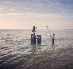 équipe de tournage dans la mer