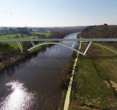 visualisation du projet de Viaduc traversant la Mayenne, des champs de part et d'autre