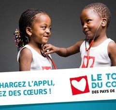 affiche de la campagne Sauvez des coeurs : 2 enfants jouent au docteur