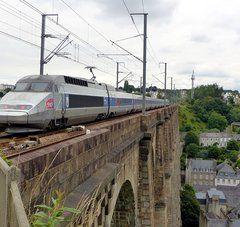 TGV qui passe sur un pont en ville