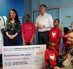 Christelle Morançais, présidente du Conseil régional des Pays de la Loire avec enfants et membre de l'association devant un gros chèque