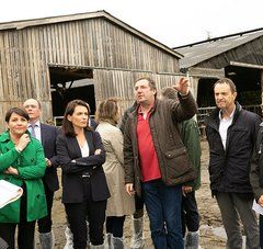 Christelle Morançais, Présidente du Conseil régional des Pays de la Loire avec les agriculteurs de la ferme laitière bas carbone