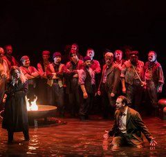 chanteurs les pieds dans l'eau, de l'opéra Le Vaisseau Fantôme, un homme et une femme au premier plan, groupe à l'arrière