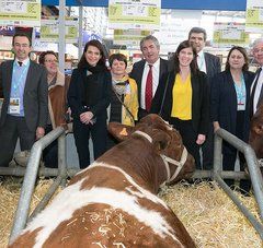 Christelle Morançais, présidente du Conseil régional des Pays de la Loire et groupe de personne, sur le stand, devant des vaches