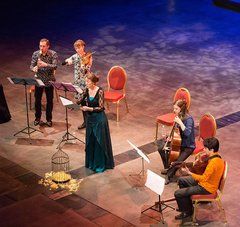 4 musiciens classiques et une chanteuse au milieu d'une scène de théâtre