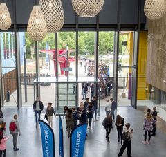 hall lycée avec lycéens déambulant