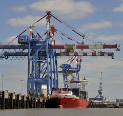 chantiers navals avec bateaux et grues beau temps