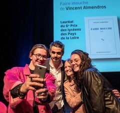 Selfie des lycéens avec l'auteur Vincent Almandros lors de la remise du prix