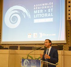 Bruno Retailleau annonce dans l'hémicycle l'assemblée régionale mer et littoral