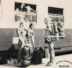 Voyageurs devant un train, 1974